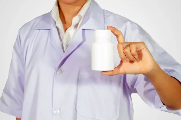 白い背景の上の薬瓶を持って医師の手 — ストック写真