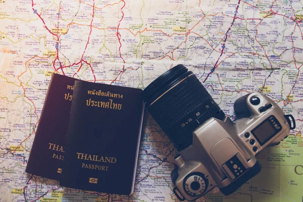 Thailändischer Reisepass und Kamera auf der Weltkarte — Stockfoto