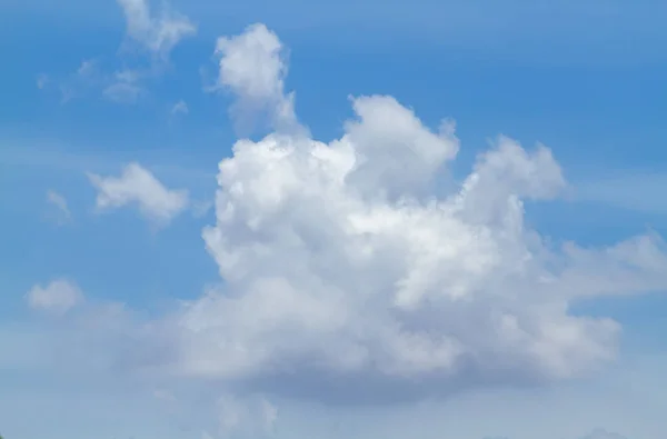 Hermoso de nubes y cielo azul —  Fotos de Stock