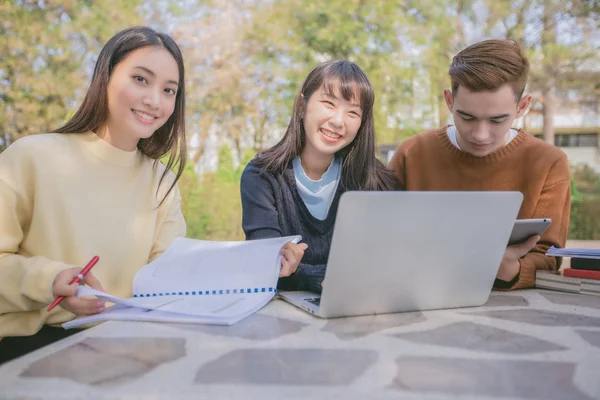 Estudiantes de grupo Sonríen y diviértanse También ayuda a compartir ideas i — Foto de Stock