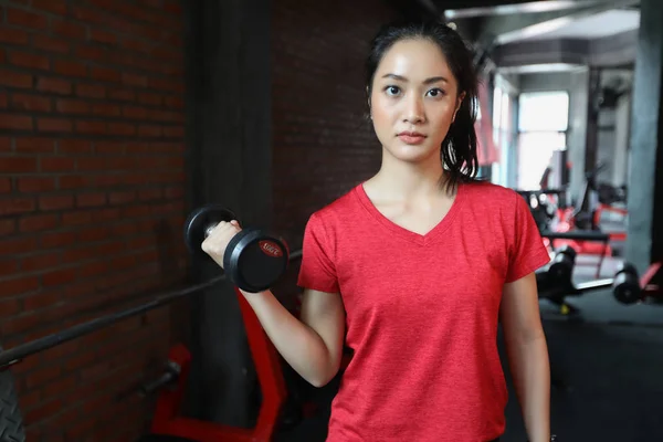 Hermosa mujer musculosa en forma ejercitando los músculos de construcción y ajuste — Foto de Stock