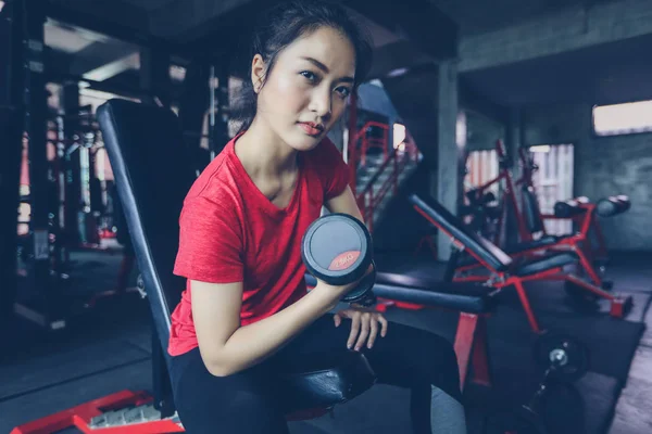 Mooie gespierde fit vrouw uitoefening gebouw spieren en pasvorm — Stockfoto