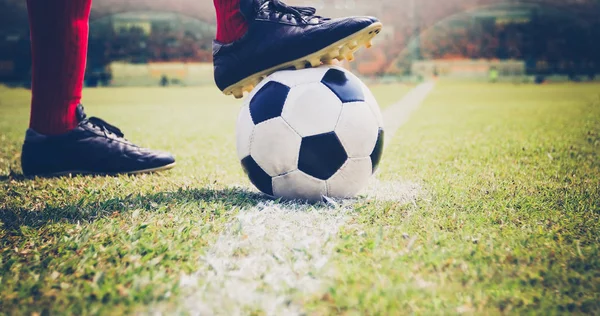 Fotbal nebo fotbal hráč s míčem na hřišti pro Ki — Stock fotografie
