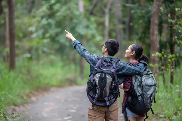 Asiático Grupo de jóvenes Senderismo con amigos mochilas walkin — Foto de Stock