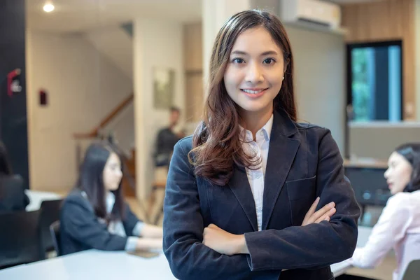 Aziatische zakelijke vrouwen en groep met behulp van notebook voor ontmoeting en bu — Stockfoto