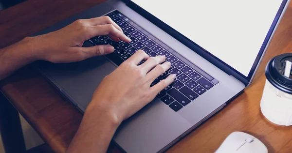 Asiático mulheres de negócios usando notebook e sorrindo feliz para worki — Fotografia de Stock