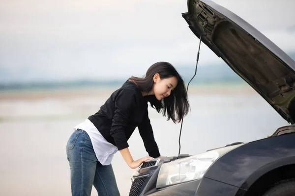 Donne stressate dopo un guasto all'auto con il triangolo rosso di un'auto — Foto Stock