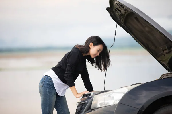 車の赤い三角形を持つ車の故障後ストレスのある女性 — ストック写真