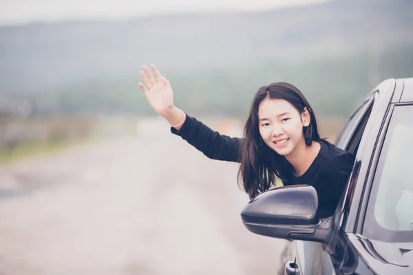 Hermosa mujer asiática sonriendo y disfrutando.conducir un coche en la carretera — Foto de Stock