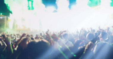 Arkadan görünüş Festivali konser kalabalığa siluetleri, bulanık 