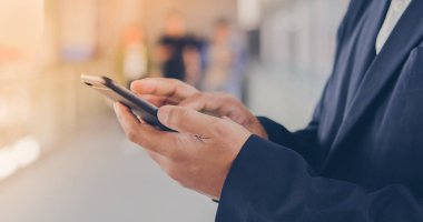 Telefonunuzun ve Ankastre ve manifatura onun mafya üzerinde işadamı Asya
