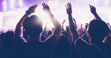 Arkadan görünüş Festivali konser kalabalığa siluetleri, bulanık 