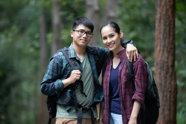 Asiatiska grupp ungdomar vandring med vänner ryggsäckar walkin — Stockfoto