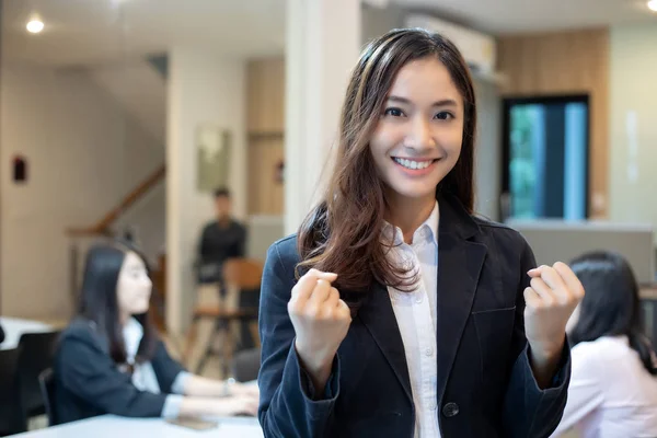 Erfolgreiche asiatische Unternehmerinnen und gewinnendes Konzept - glücklicher Teamgeist — Stockfoto