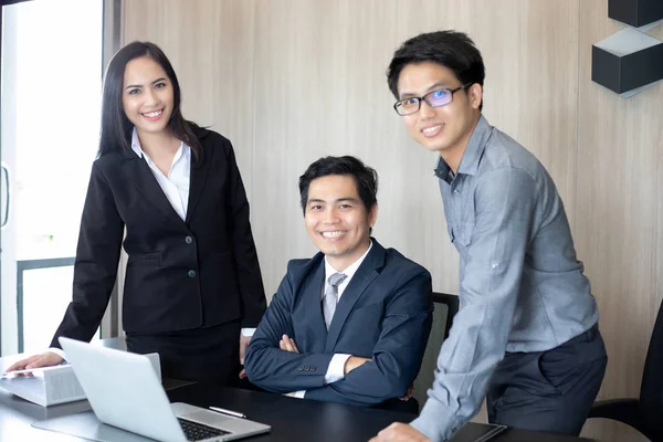 Aziatische zakenmensen en groep met behulp van notebook voor businesspartners — Stockfoto