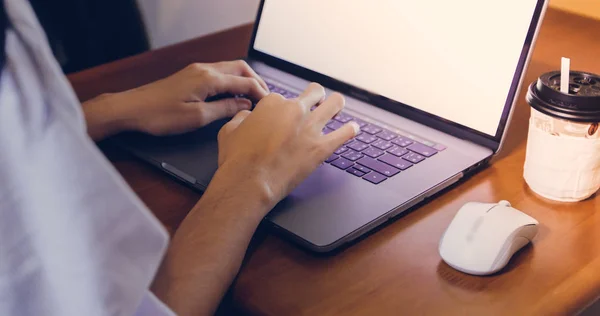 Asiatiska affärskvinnor använder bärbar dator och leende glad för worki — Stockfoto