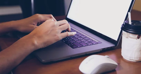 Asiatiche donne d'affari utilizzando notebook e sorridente felice per worki — Foto Stock