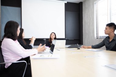 Asyalı işadamları ve toplantı için ciddi dizüstü kullanarak Grup bir