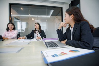 Asyalı işadamları ve toplantı için ciddi dizüstü kullanarak Grup bir