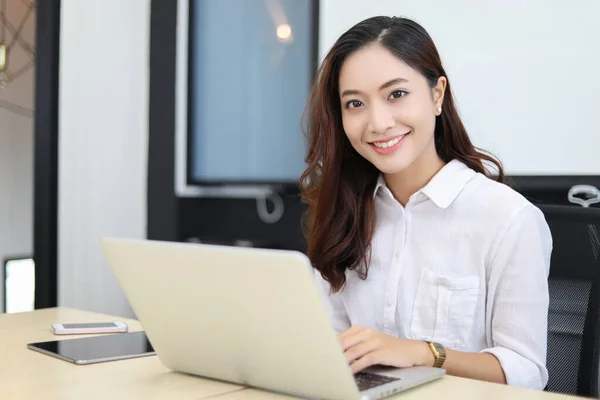 Asiatische Geschäftsfrauen benutzen Notizbuch und lächeln glücklich für ihre Arbeit — Stockfoto