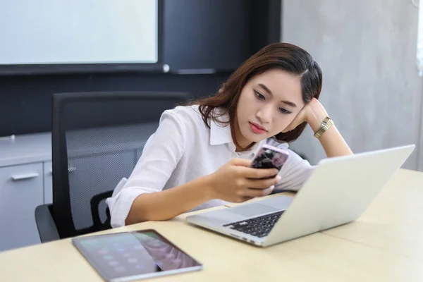 Бізнес-леді азіатська використовує телефон для кастинг і смс на її м — стокове фото