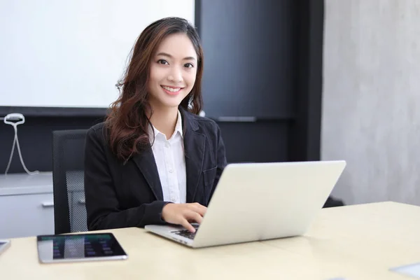 Asiatische Geschäftsfrauen benutzen Notizbuch und lächeln glücklich für ihre Arbeit — Stockfoto