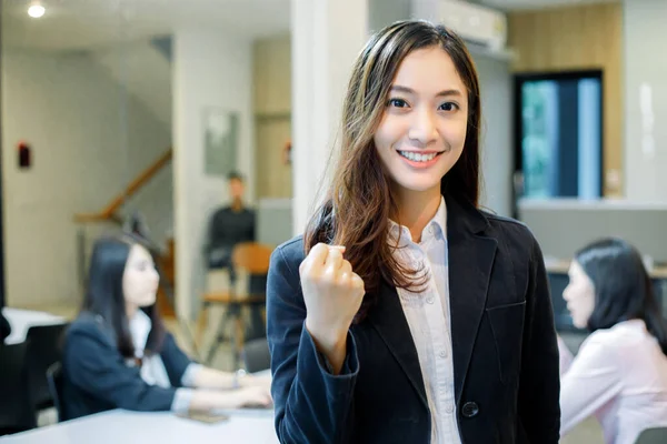 Mulheres de negócios asiáticas Conceito de sucesso e vitória - equipe feliz wi — Fotografia de Stock
