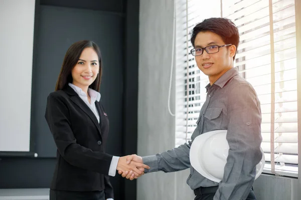 Los empresarios asiáticos se dan la mano y sonríen su acuerdo — Foto de Stock