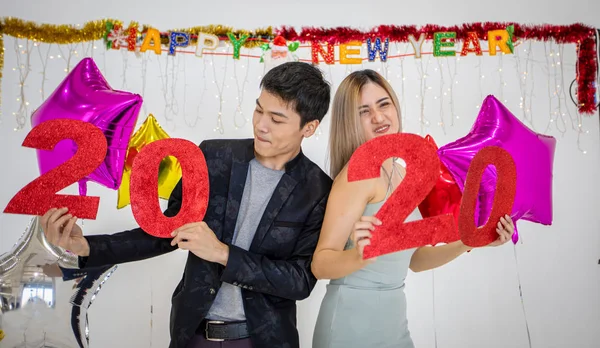 Asiático pareja amante celebración 2020 números celebrando un nuevo año a — Foto de Stock