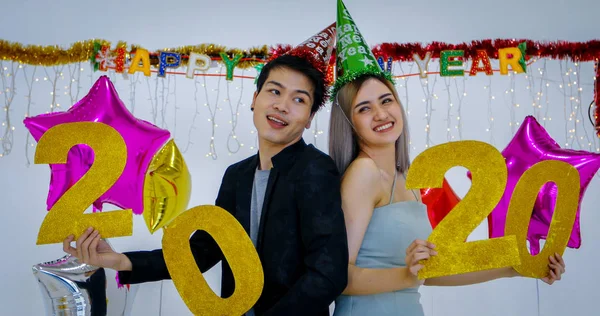 Asiático pareja amante celebración 2020 números celebrando un nuevo año a — Foto de Stock