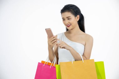 Asyalı kadınlar ve güzel kız alışveriş torbaları tutarak ve birimi