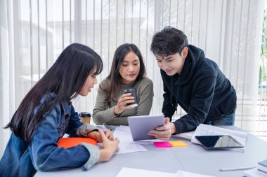 Grup Öğrencileri Smile ve eğlenmek ve tablet kullanarak da yardımcı olur