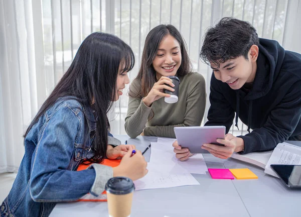 Grupo de estudiantes sonreír y divertirse y el uso de la tableta También ayuda — Foto de Stock