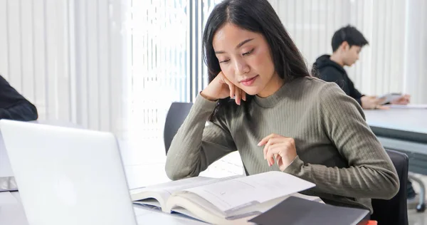 Mulheres asiáticas Estudantes Sorrir e ler livro e usando notebook f — Fotografia de Stock