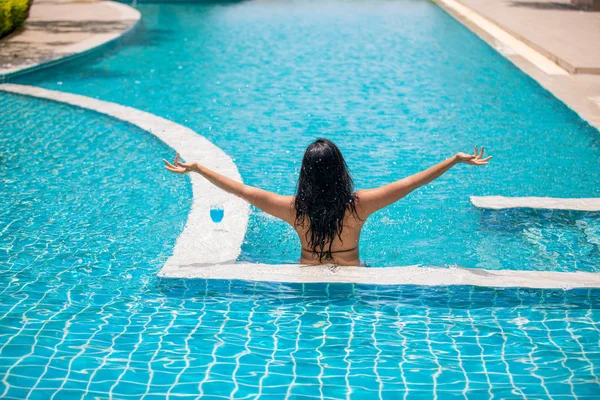 Las mujeres usan bikinis y beben cócteles en el caluroso verano en t — Foto de Stock