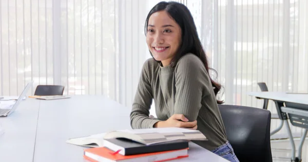 Asiatico donne studenti sorriso e lettura libro e utilizzando notebook f — Foto Stock