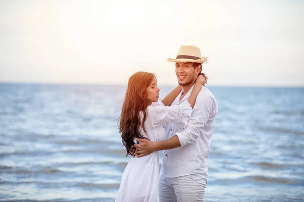 Feliz pareja romántica amante tomados de la mano juntos caminando en t —  Fotos de Stock