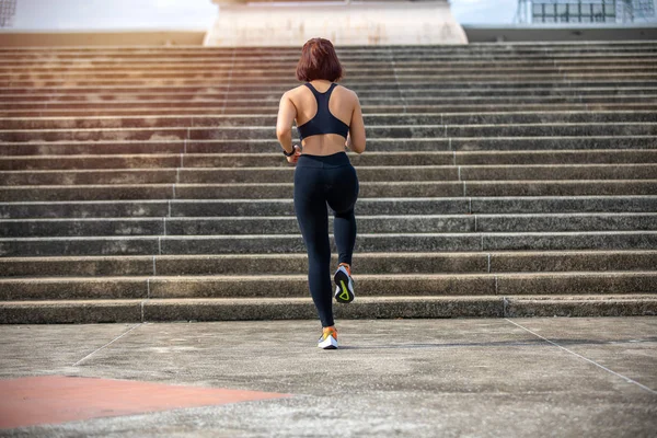 Azji kobiety Bieganie i jogging podczas odkryty na miasto uruchomić — Zdjęcie stockowe
