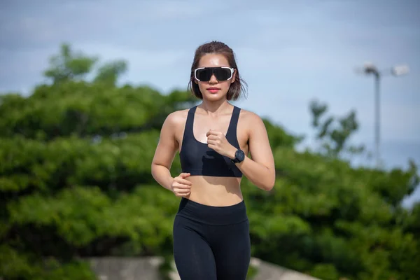 Asiatiska kvinnor Köra och jogga utomhus på stan — Stockfoto