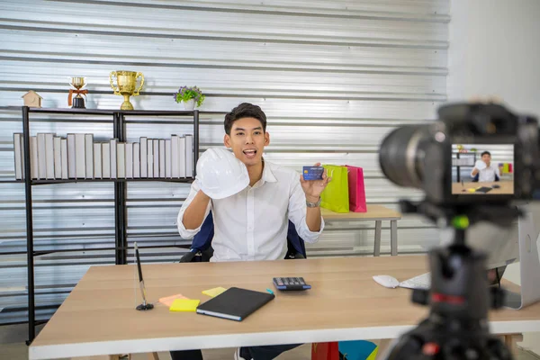 Asiático blogueiro homem transmitindo um vídeo para a venda de produtos onli — Fotografia de Stock