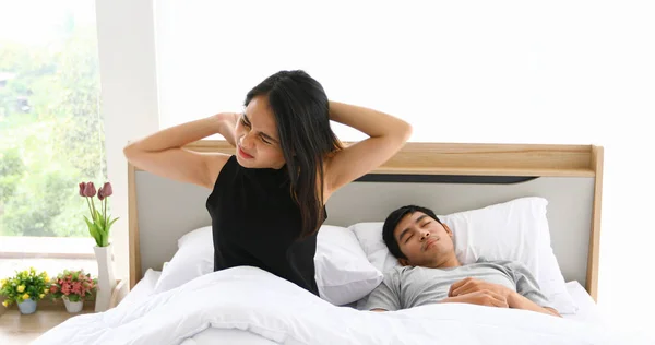 Ασιάτης εραστής ζευγάρια ξυπνάει στο κρεβάτι της πλήρως ξεκούραστη το πρωί — Φωτογραφία Αρχείου