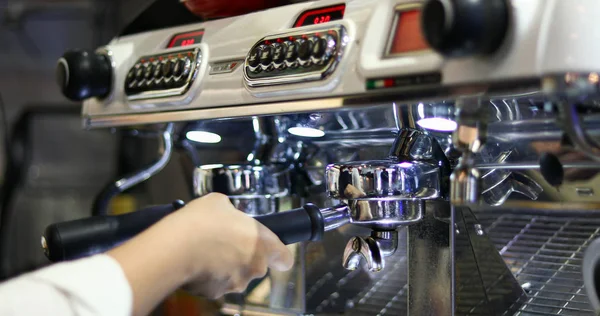 아시아 여성 바리 스타 웃 고 커피에 커피 기계를 사용 하 여 — 스톡 사진