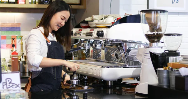 Asiatiska kvinnor Barista leende och använder kaffemaskin i kaffe s — Stockfoto