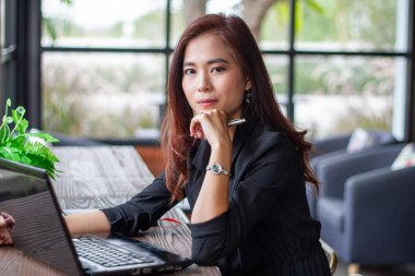 Defter ve akıllı telefon ve iş kullanarak Asya iş kadınları