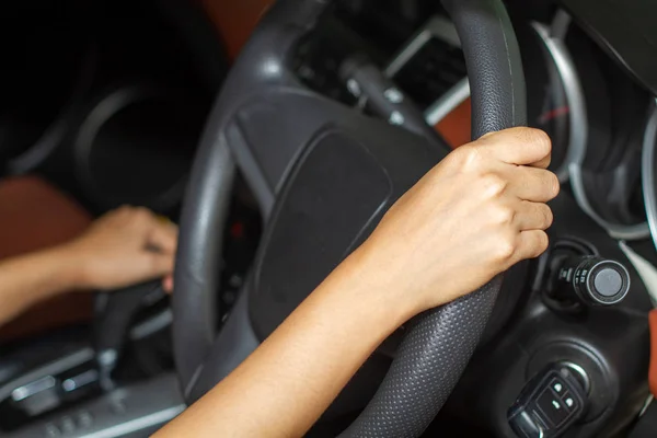 Mulheres asiáticas estão dirigindo carros na estrada . — Fotografia de Stock