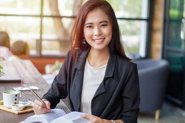 Mujeres de negocios asiáticas usando notebook y teléfono inteligente y negocios —  Fotos de Stock