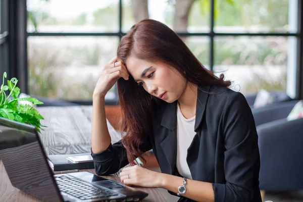 Asiatique femmes d'affaires en utilisant ordinateur portable pour le travail et les femmes d'affaires — Photo
