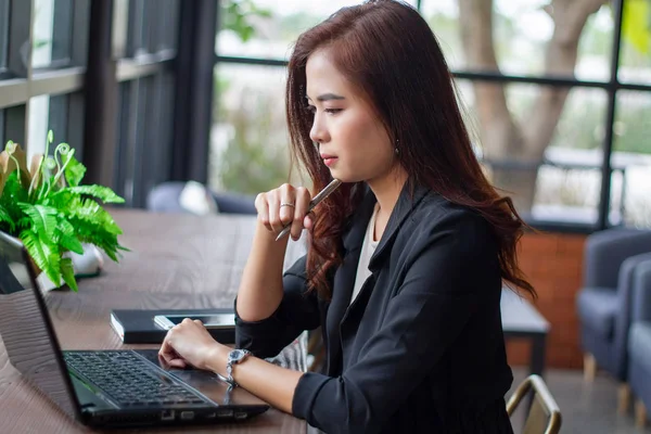 Femme d'affaires asiatique songent à créer de nouveaux emplois et sont smil — Photo