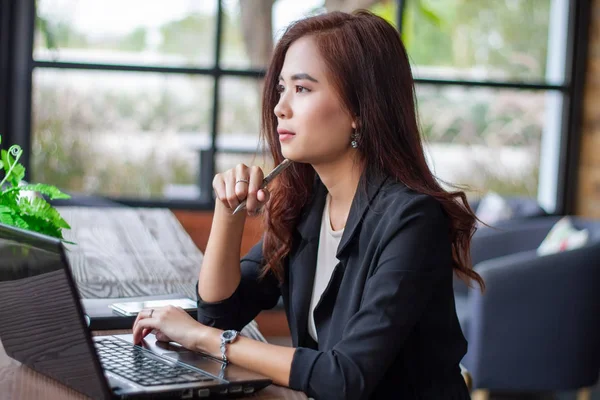 Femme d'affaires asiatique songent à créer de nouveaux emplois et sont smil — Photo