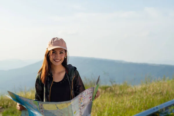 Mulheres asiáticas com mochila brilhante olhando para um mapa. Vista do bac — Fotografia de Stock